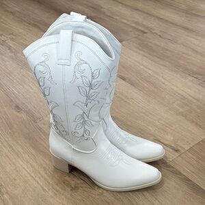 NEW Women’s Lisemous Mid Calf Embroidered Cowboy Boots